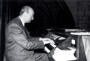 Luis de Arámburu tocando el órgano de la iglesia de San Miguel